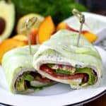 Heerlijke sla wraps gevuld met kalkoenfilet, bacon, avocado en basilicum mayonaise!