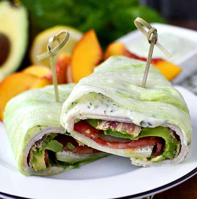Sla wraps gevuld met kalkoenfilet en bacon