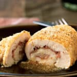Doorgesneden stukje kip cordon bleu gevuld met ham en kaas.