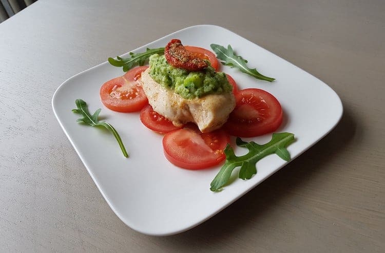 Kipfilet met tomaten en courgettesaus