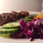 Heerlijke köfte volgens Turks recept met geraspte wortel en rode kool.