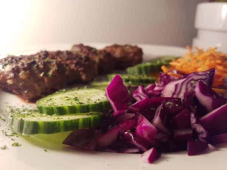 Köfte met geraspte wortel en rode kool