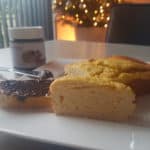 Heerlijke plakje koolhydraatarme cake met een beetje chocoladepasta.
