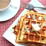 Heerlijke zelfgemaakte amandelwafels met klontje boter en stroop.