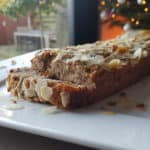 Heerlijke koolhydraatarme appel-kaneel cake in plakjes gesneden.