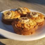 Heerlijke koolhydraatarme bananenmuffins gemaakt van amandelmeel, ei en banaan.