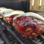 Drie heerlijke hamburgers gebakken op de barbecue.