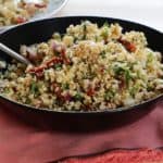 Koekenpan met koolhydraatarme bloemkool couscous met zongedroogde tomaat.