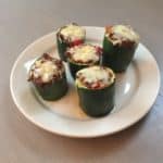 Stukjes courgette gevuld met gekruid gehakt.