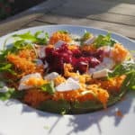 Heerlijke detox salade met rucola, geraspte wortel, geraspte bieten en feta.