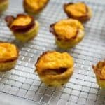 Heerlijke ontbijtmuffins met bacon en ei.