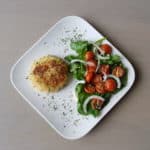 Een heerlijke burger gemaakt van halloumi kaas van verschillende groente.