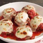 Kleine gehaktballetjes met gesmolten mozzarella geserveerd in tomatensaus.