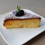 Heerlijk puntje Japanse cheesecake gegarneerd met blauwe bessen een verse munt.