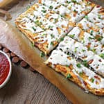 Heerlijk koolhydraatarm kaasbroodje gemaakt van bloemkool, mozzarella en geraspte kaas.