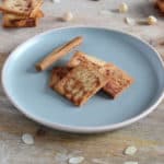 Bordje met portie koolhydraatarme kaneelkoekjes gemaakt van amandelmeel, kokosmeel, kaneel en ei!