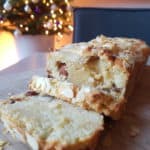 Heerlijke koolhydraatarme kerststol met amandelspijs en noten.