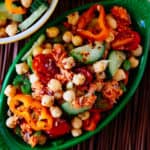 Een heerlijke salade laag in koolhydraten met kikkererwten, zalm, komkommer, paprika en nog veel meer!