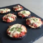 Heerlijke koolhydraatarme mini aubergine pizza's.