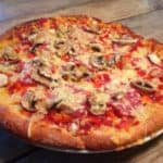 Koolhydraatarme pizza gemaakt met de pizza merk van het merk Adam's.