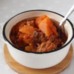 Heerlijk stoofpotje met pompoen, hachee, ui en tomatensaus.