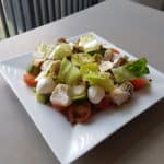 Heerlijke salade met mozzarella bolletjes, kip, cherrytomaten en balsamico.