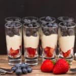 Dessertglazen gevuld met mascarpone, blauwe bessen en aardbeien!