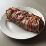 Sneetje Oosters gehaktbrood met ontbijtspek.