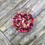 Heerlijke salade met gemaakt van rode bieten, ijsbergsla, lente-ui en yoghurt-dressing.