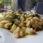 Heerlijk roerei met blokjes courgette en shiitake.