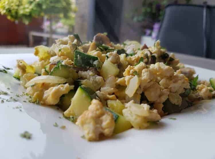 Roerei met courgette en shiitake