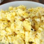Roerei uit de oven geserveerd op een bord.
