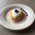 Schuimgebakje met vanille mascarpone topping.