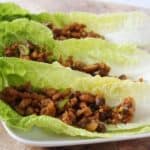 Romaine sla gevuld met Oosters gekruide kipfilet.