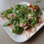 Heerlijke salade met fricandeau, rucola en tonijn.
