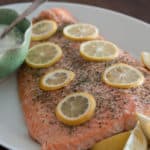 Heerlijk zalmfilet gebakken in de oven en op smaak gebracht met citroen en dille.