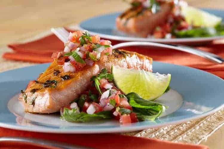 Zalm met tomaat en basilicum