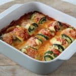 Dit is een heerlijke ovenschotel met gevulde courgette rolletjes, kaas en tomatensaus.