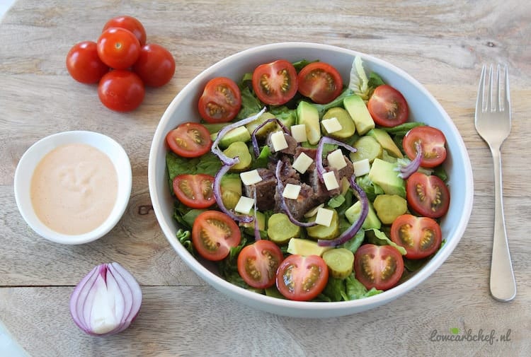 Hamburger salade met avocado