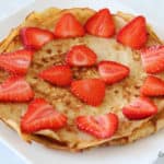 Koolhydraatarme crêpes met schijfjes aardbeien