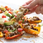 Gezonde nacho's met gehakt, paprika, avocado, kaas en zure room.