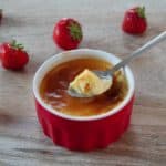 Suikervrije creme brulee met vanille en aardbeien.