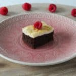 Koolhydraatarme cheesecake brownies met frambozen.