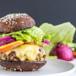 Portobello burger met kaas, ui, tomaat en sla.