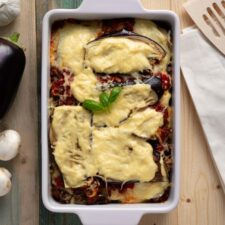 Koolhydraatarme aubergine lasagne met geraspte kaas.