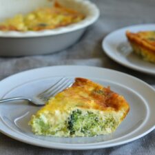 Koolhydraatarme broccoli quiche met kaas.