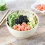 Koolhydraatarme sushi bowl met gerookte zalm en avocado.