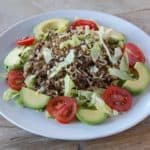 Koolhydraatarme taco bowl met gehakt, avocado en bloemkoolrijst.