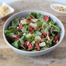 Rosbiefsalade met pijnboompitten en pesto.