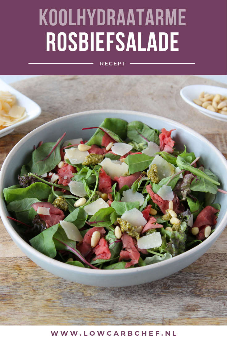 Deze rosbiefsalade met pestodressing en Parmezaanse kaas is fris, gezond en super smaakvol. Deze salade is lekker om te eten als lunch of diner. #koolhydraatarm #lunch #recepten #gezondeten